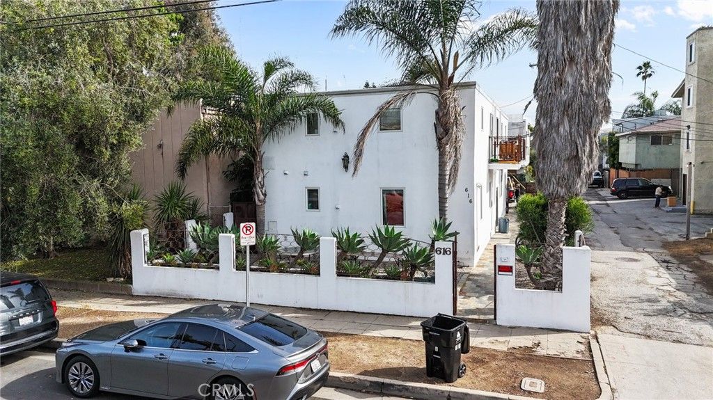 Photo of 616 Sunset, Venice, CA 90291 (MLS # SB26039732)