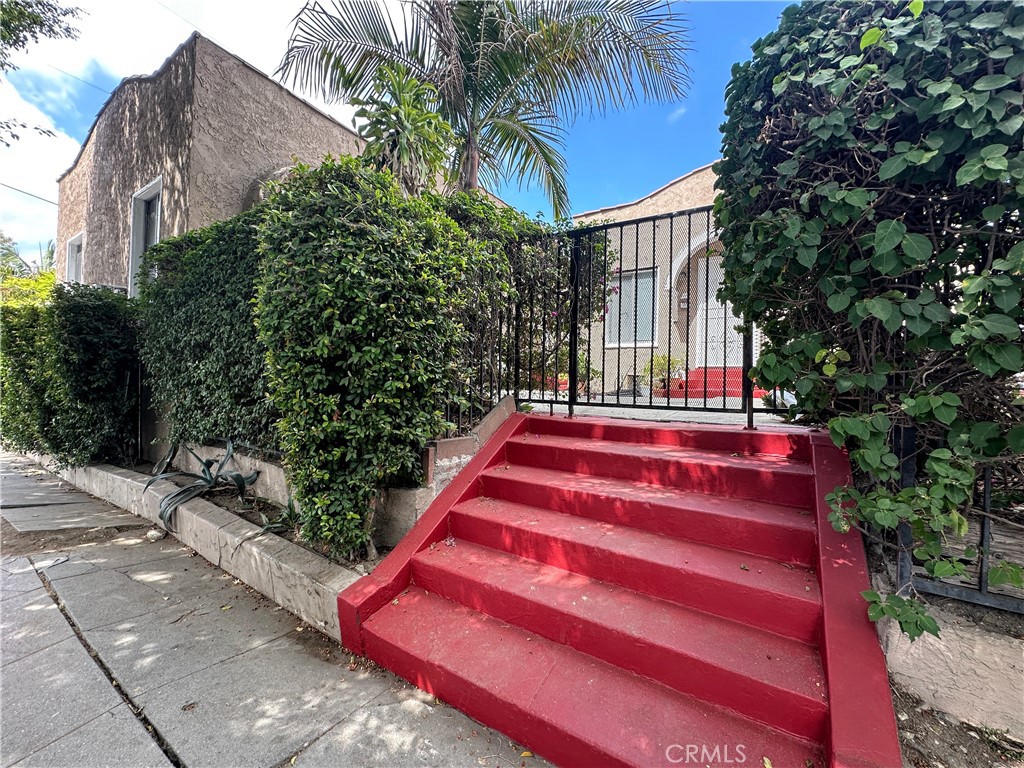 901 N El Centro Avenue