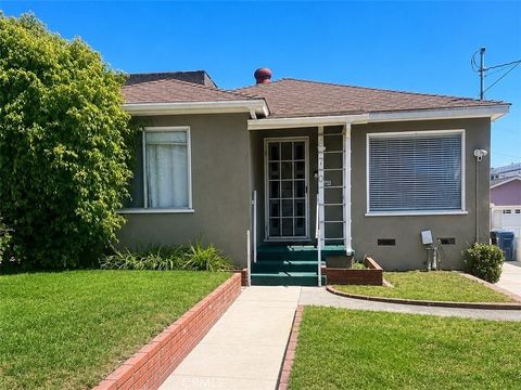 Photo of 670 6th ST, Hermosa Beach, CA 90254 (MLS # SB26118034)