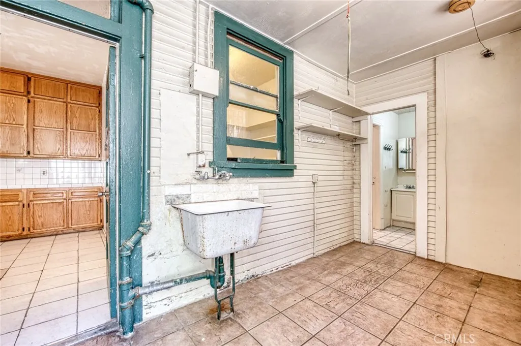 Los Angeles, California 90012, United States, 3 Bedrooms Bedrooms, ,2 BathroomsBathrooms,Residential,Active,157529