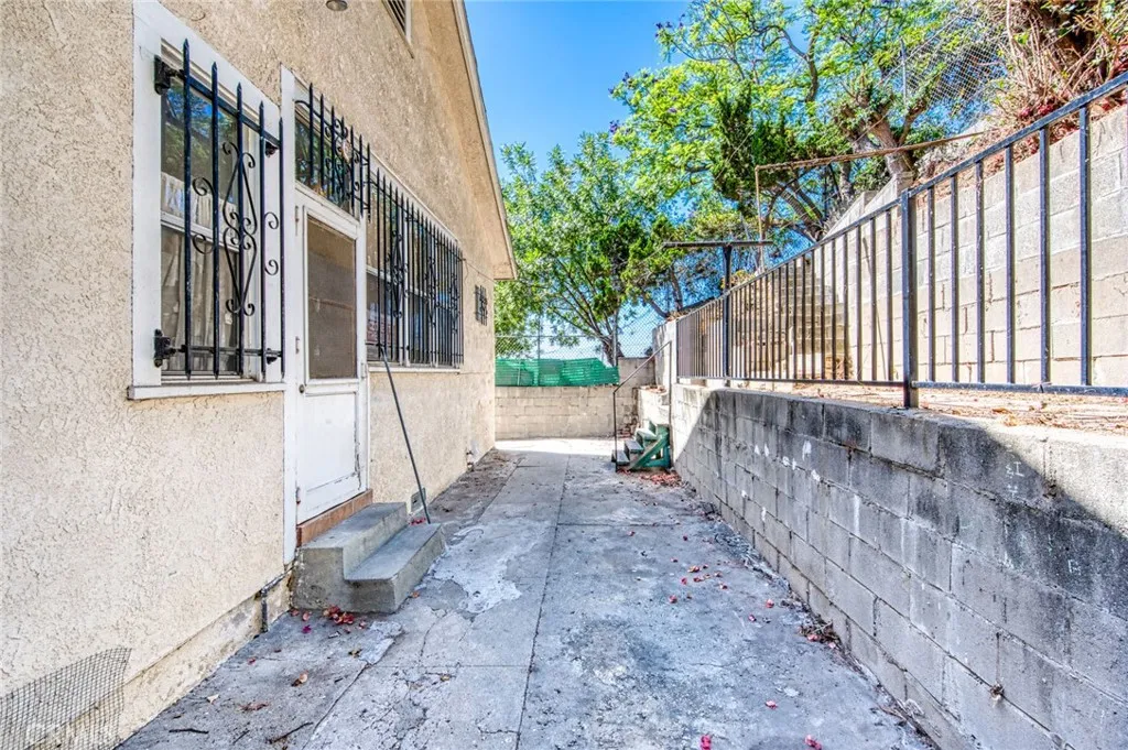 Los Angeles, California 90012, United States, 3 Bedrooms Bedrooms, ,2 BathroomsBathrooms,Residential,Active,157529