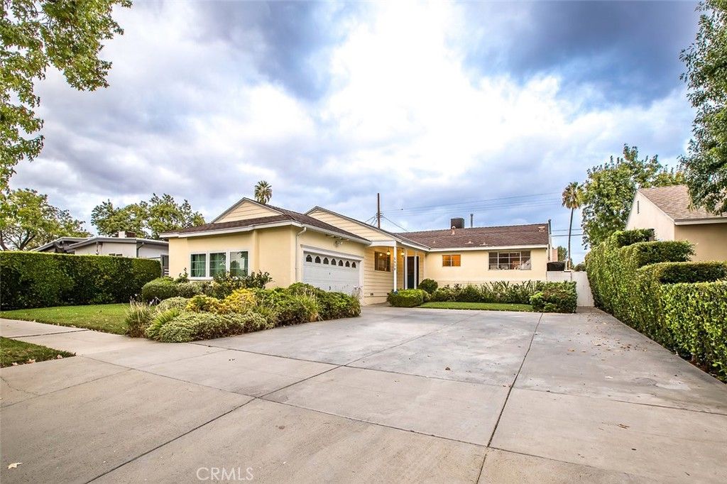 Photo of 5938 Aldea Ave, Encino, CA 91316 (MLS # SR25240687)