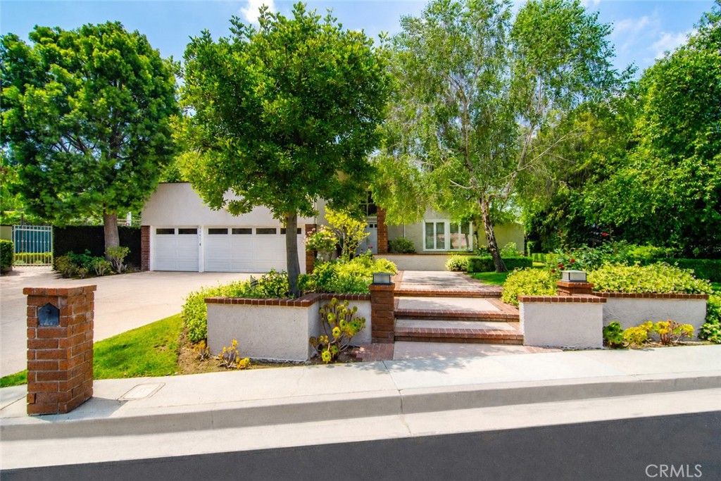 Photo of 3861 Braewood Court, Tarzana, CA 91356 (MLS # SR26108074)