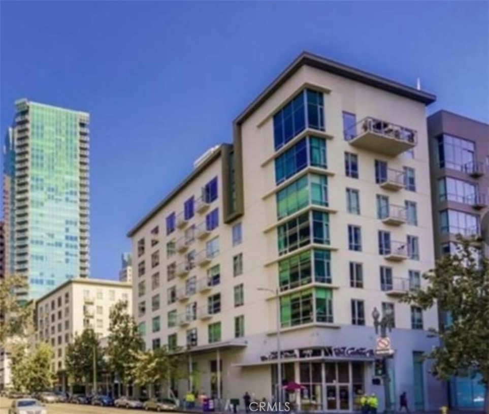One Bedroom Loft with Large Balcony and beautiful Skyline city view. High end sliding doors shied from sounds, Hard wood flooring, dish washer, water filter, washer and dryer is included, large walk in closet. Building features Movie theatre, Pool, BBQ, Recreation room with pool table and kitchen, 24/7 security and front desk. One assigned parking space. short drive to USC, Ktown, China town. Ralph's supermarket, Whole food, metro station, shopping mall, restaurants is just steps away, 5 mins walk to La Live, L. A Convention center, Cryto.com, Regal movie theatre, dog park and lots entertainment nearby. (photo is virtual staging)