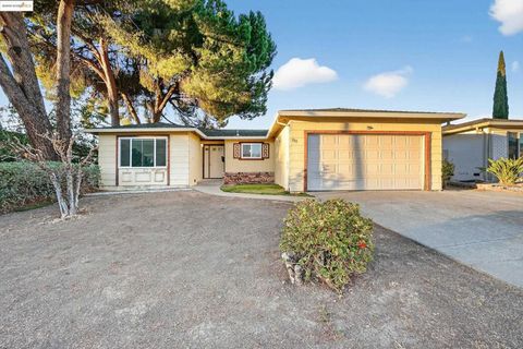 Photo of 1513 Kingsly Dr Dr, Pittsburg, CA 94565 (MLS # 41114539)