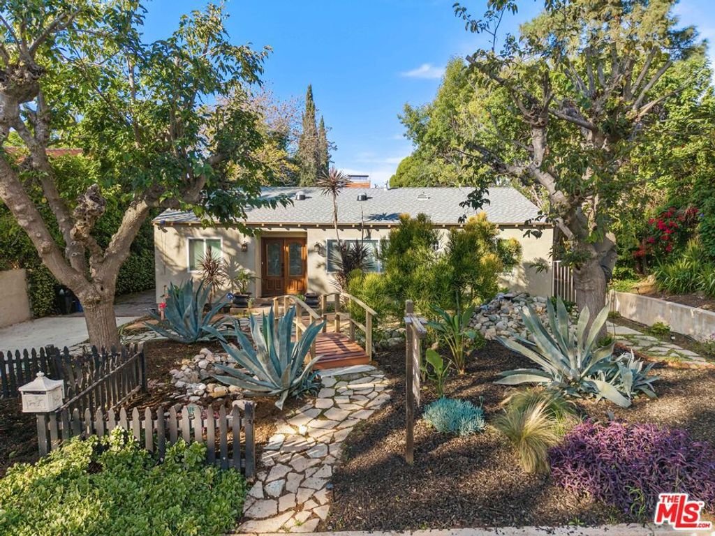 Photo of 4719 W Wortser Avenue, Sherman Oaks, CA 91423 (MLS # 25593857)