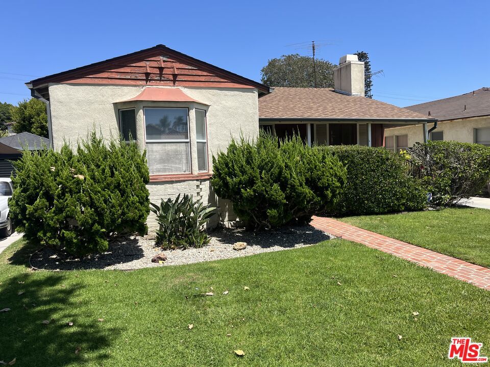 Traditional style home in a great location in Sunset Park with its easy to walk to restaurants and shops (between Pearl and Ocean Park Blvd)---- on a larger lot and with classic features and style for renovation/updating or for building . Wide open living rm flows to dining room with adjacent kitchen and breakfast nook. Classic tile in kitchen and bath. Wood deck off dining room looks onto a nicely landscaped backyard.