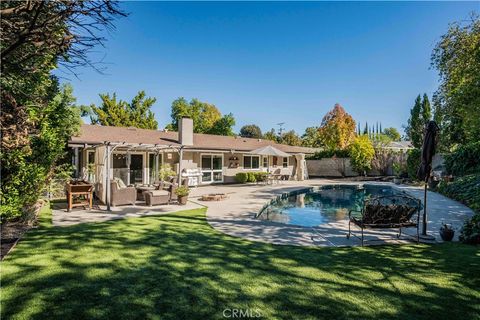 Photo of 5329 Blanco Avenue, Woodland Hills, CA 91367 (MLS # SR25241907)