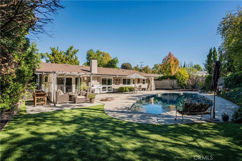 Photo of 5329 Blanco Avenue, Woodland Hills, CA 91367 (MLS # SR25241907)