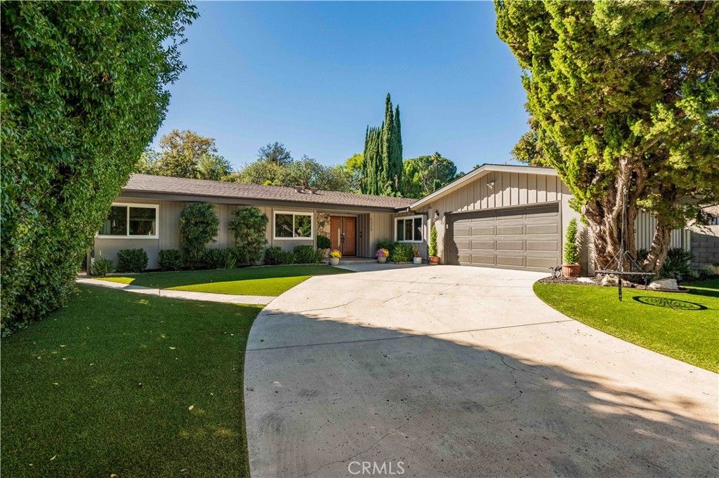 Photo of 5329 Blanco Avenue, Woodland Hills, CA 91367 (MLS # SR25241907)