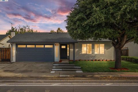 Photo of 31314 San Andreas Dr Dr, Union City, CA 94587 (MLS # 41118657)