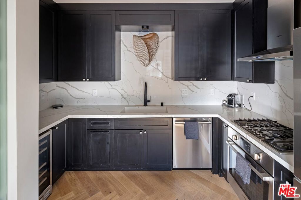 930 N Doheny Drive 301