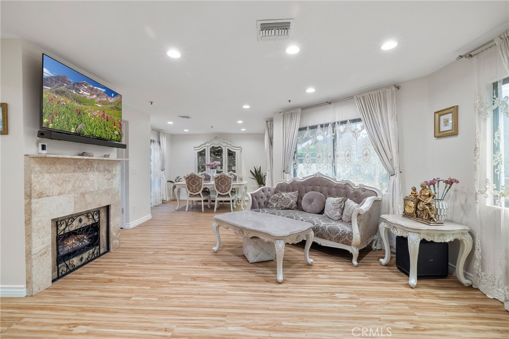 301 W Loraine Street 3