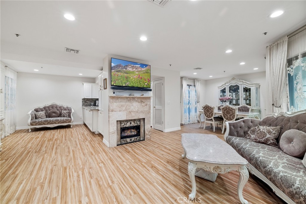 301 W Loraine Street 3