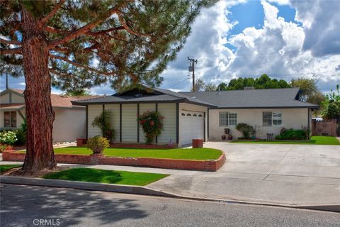 Photo of 27431 Arriola Avenue, Saugus, CA 91350 (MLS # SR26079447)