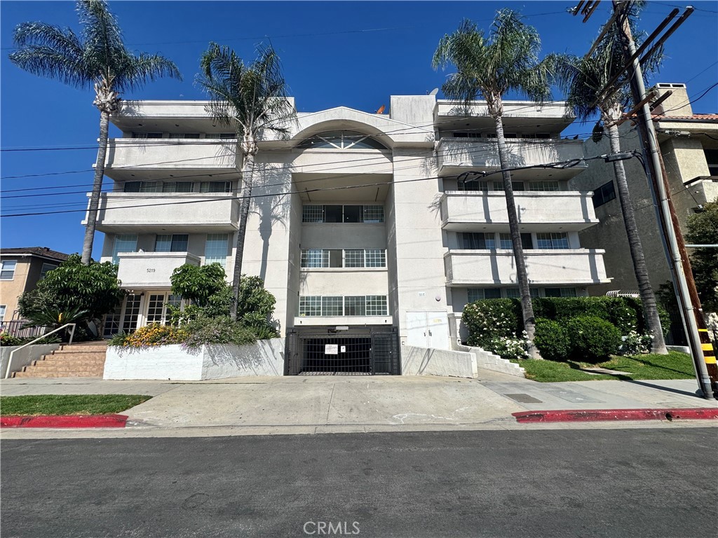 Elegant Upper-Level Condo for Lease Just Off Ventura Blvd
Located in a prime Encino location just steps from Ventura Boulevard, this light-filled and sophisticated upper-unit condo offers comfort, convenience, and sweeping city and mountain views. Situated directly across from shops, restaurants, houses of worship, and more, the home provides an unbeatable lifestyle in a highly walkable area. This well-designed residence features two spacious primary suites, each with its own private bathroom, plus a powder room for guests. The grand entry opens into a bright and inviting living room with a custom-built-in bar, seamlessly connected to the kitchen and dining area—perfect for entertaining. The updated kitchen boasts refinished cabinetry, newer appliances, pantry, ample counter space, and both a breakfast bar and a nook for casual dining. The generous family room includes a cozy fireplace and opens to a long balcony with picturesque views.
Additional highlights include:
*Bedrooms positioned on opposite sides for maximum privacy
*Large closets and ensuite bathrooms
*In-unit washer and dryer
*Central air and heating
*Two gated subterranean parking spots, plus guest parking
*Controlled access building with beautifully maintained grounds
The building features a stylish lobby, recreation room, swimming pool, and jacuzzi. For added convenience, the condo is also available furnished with the current décor if desired.
Don’t miss this exceptional opportunity to live in one of the Valley’s most desirable neighborhoods.