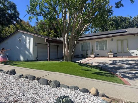 Photo of 20305 Aetna St, Woodland Hills, CA 91367 (MLS # SR26075292)