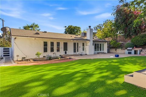 Photo of 20305 Aetna St, Woodland Hills, CA 91367 (MLS # SR26075292)