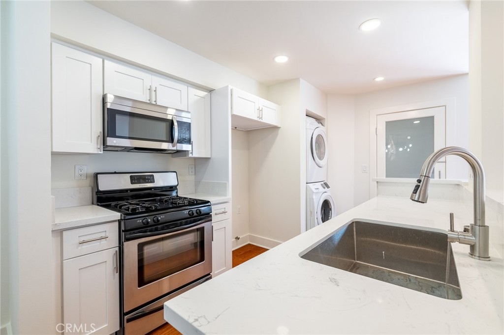 Upgraded Condo with a Perfect Blend of Style and Comfort
Interior Features:
*Two tastefully updated bathrooms with brand-new vanities
*Expansive primary suite with walk-in closet and contemporary en-suite bathroom
*Spacious second bedroom with mirrored closet, perfect for relaxation or a home office
*Central air and heat
*In-unit washer and dryer
*Two dedicated garage parking spaces
Location Highlights
Located in a prime West Los Angeles neighborhood, with easy access to:
*UCLA, Century City, and Westwood
*World-class dining, shopping, and entertainment
*Major freeways for convenient commuting
Utilities:
*Tenant responsible for all utilities
*No Pets