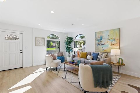 Photo of 712 Masonic Ave, Albany, CA 94706 (MLS # 41128412)