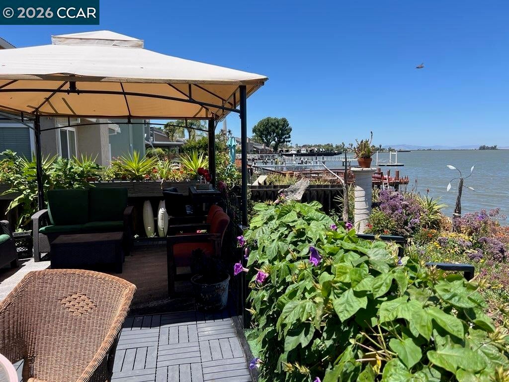 46 Edgewater Pl