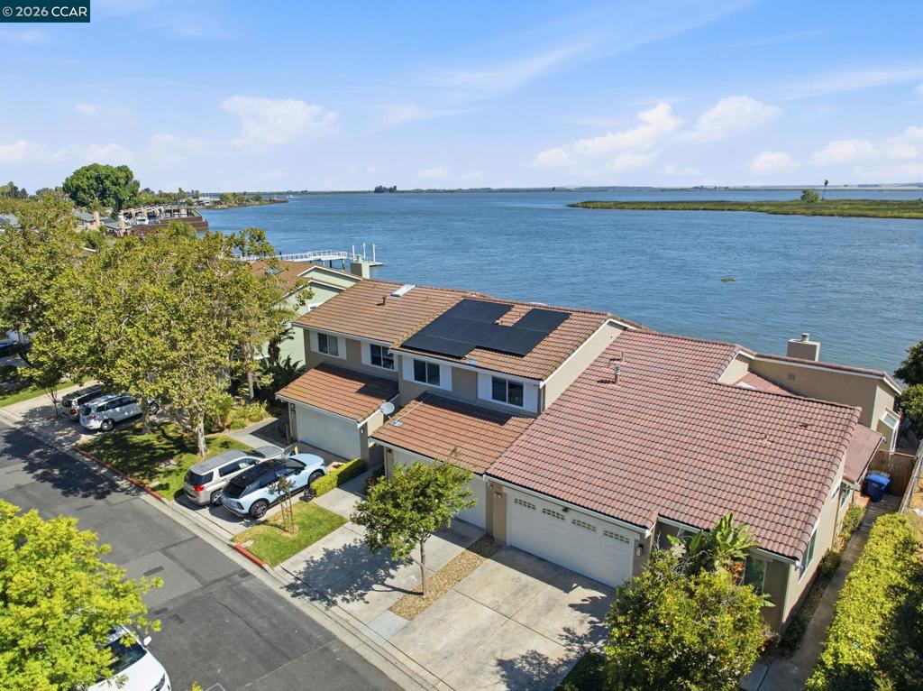 46 Edgewater Pl