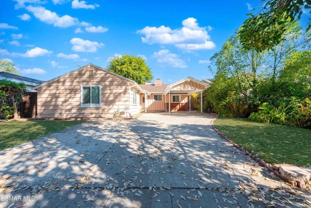 Photo of 22125 Costanso Street, Woodland Hills, CA 91364 (MLS # 225005091)