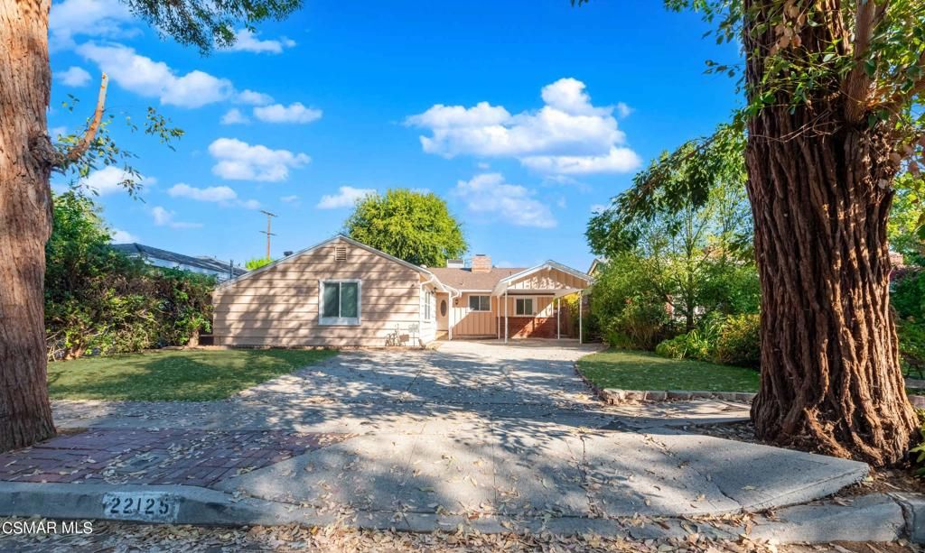 Photo of 22125 Costanso Street, Woodland Hills, CA 91364 (MLS # 225005091)