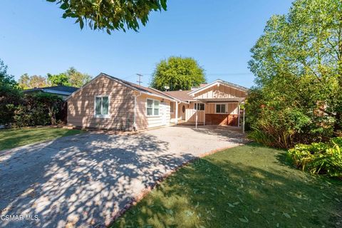 Photo of 22125 Costanso Street, Woodland Hills, CA 91364 (MLS # 225005091)