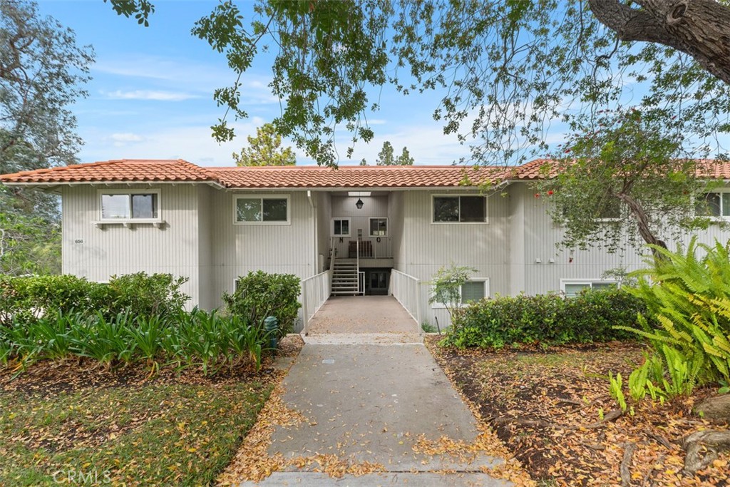 656 Avenida Sevilla O