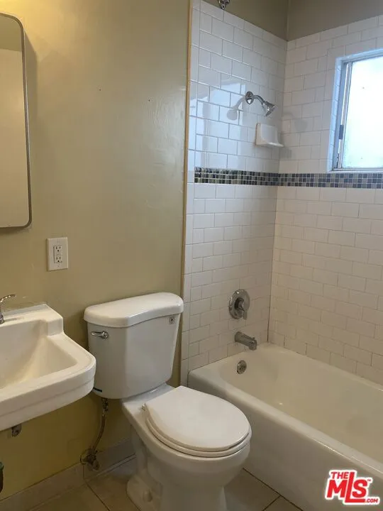 Los Angeles, California 90025, United States, 1 Bedroom Bedrooms, ,1 BathroomBathrooms,Residential,Active,242432