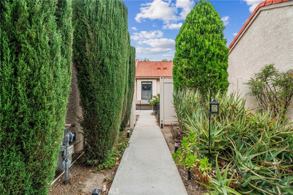 26352 Rainbow Glen