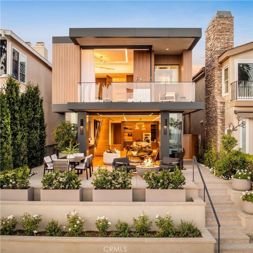 Photo of 2516 Ocean Boulevard, Corona Del Mar, CA 92625 (MLS # LG26086095)