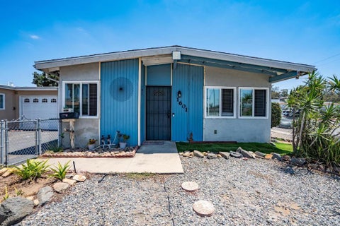 Photo of 1601 Cherry Place, Escondido, CA 92027 (MLS # NDP2606378)