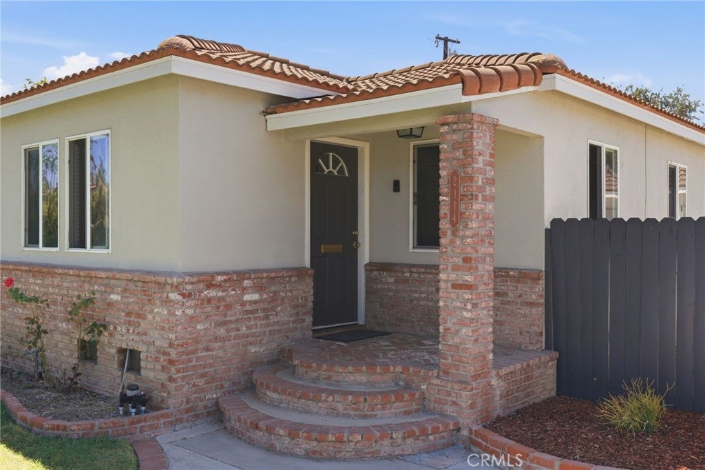 2114 W West