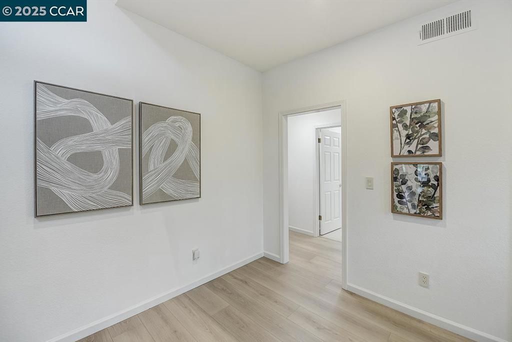 listing image 130723652769125786213