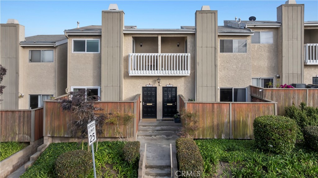 A rare lease opportunity just 1.2 miles from Hermosa Pier!
This upgraded end-unit townhome feels like a standalone home with no shared walls in living areas, no unit above or below, and a private address. Enjoy city and mountain views from its elevated perch, plus ocean breezes throughout.
Features include engineered hardwood floors, vaulted ceilings, dual-pane windows and doors, private balcony, large patio, recessed lighting, updated furnace and water heater, in-unit laundry, ample storage, and a two-car direct-access garage with wireless opener.
Located on a quiet, wide street surrounded by single-family homes in the desirable Golden Hills neighborhood—close to shops, restaurants, parks, and top-rated schools. The community offers a pool, hot tub, and earthquake insurance included with HOA.
Available now—this is beachside living at its best!