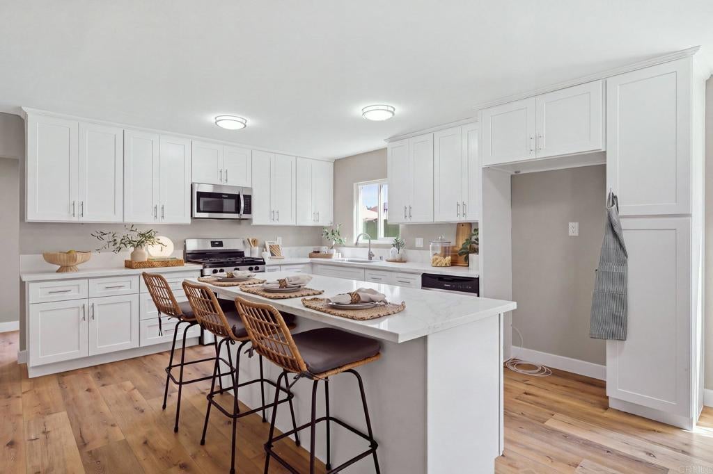 8243 Hydra Lane