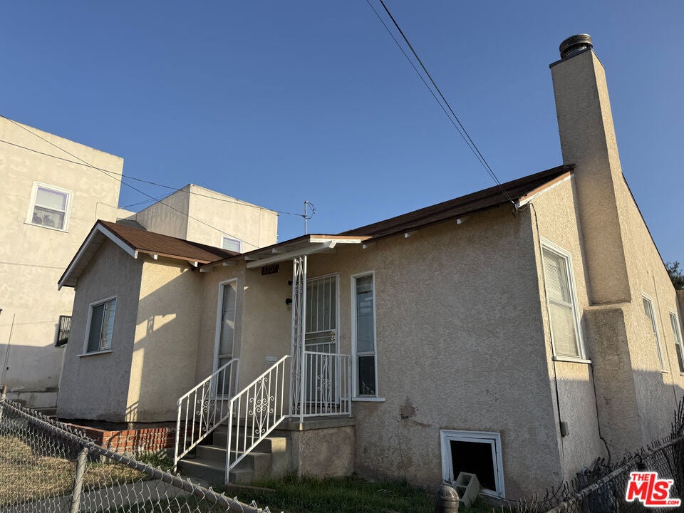 564 S Grande Vista Avenue