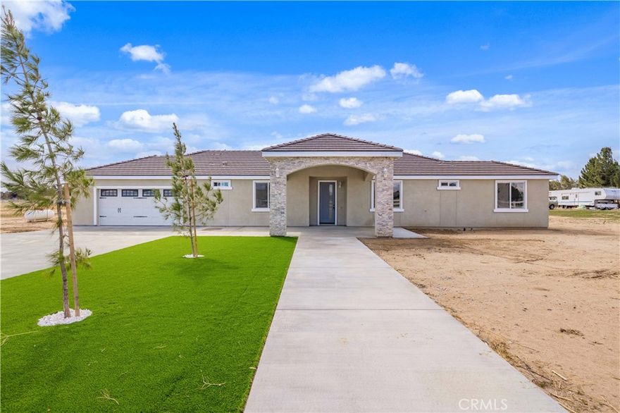 NEW CONSTRUCTION HOME RACH STYLE IN ANTELOPE ACRES CALIFORNIA, WITH SOLAR PANELS PAID AND TURF GRASS, WITH FRIDGE AND STOVE ALL NEW, ON A 2.5 ACRES OF LAND ALL FENCE AND TILE ROOF. THIS BEUTIFUL HOME IS READY FOR A NEW FAMILY