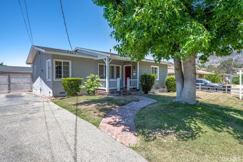 Photo of 11009 Quill Avenue, Sunland, CA 91040 (MLS # BB25155663) Photo of 11009 Quill Avenue, Sunland, CA 91040 (MLS # BB25155663)