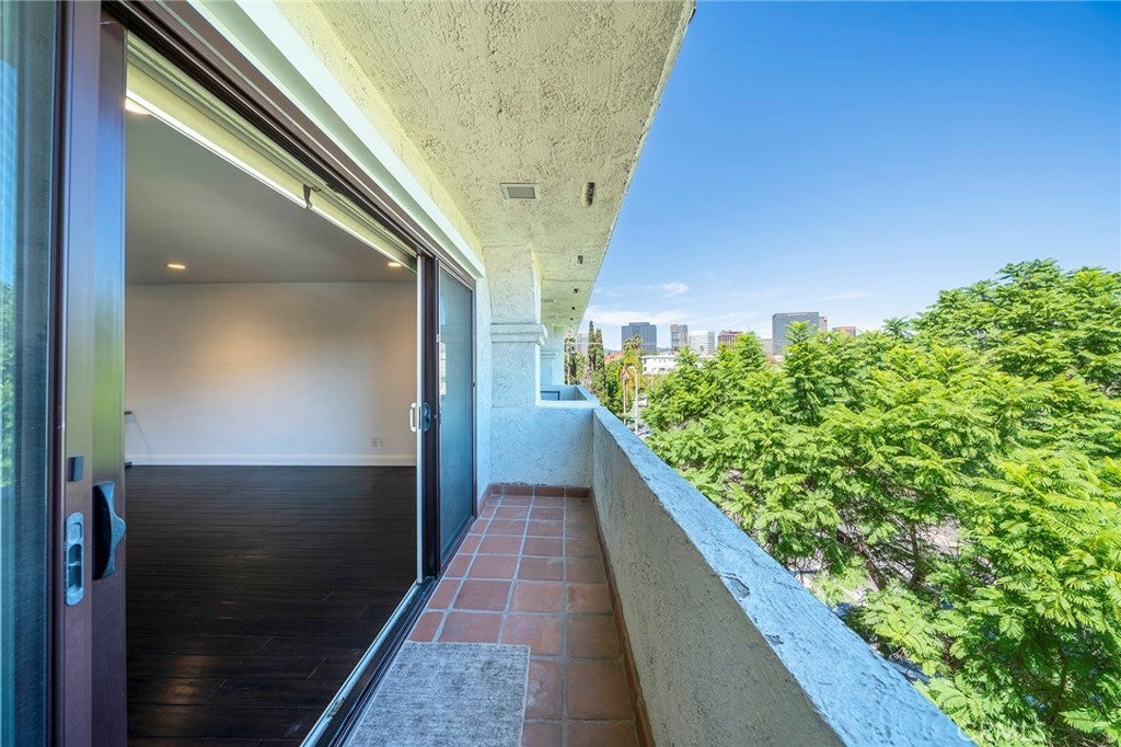 1601 Veteran Avenue 301/302