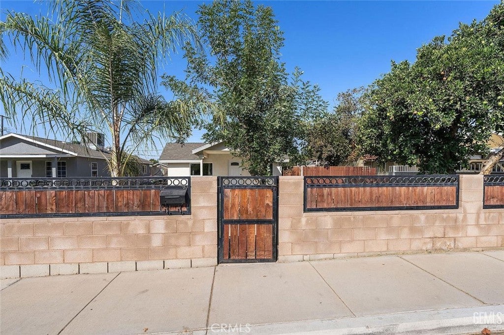 11012 San Fernando