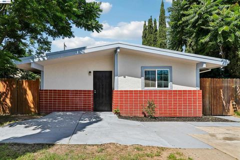 Photo of 3909 Dry Creek Rd RD, Sacramento, CA 95838 (MLS # 41134457)