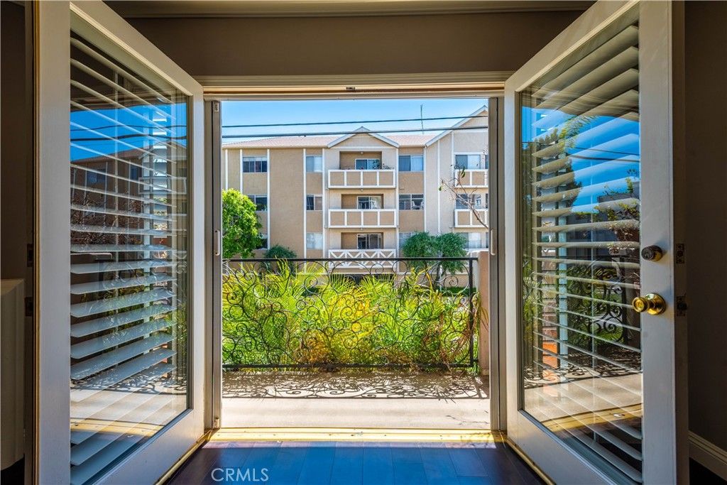 Photo of 11855 Goshen Avenue #101, Los Angeles, CA 90049 (MLS # SR26001833)