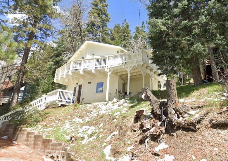 This fabulous mountain home built in 2020 is ideal for the person who loves taking in million-dollar views from the wrap-around balcony! Nestled in the mountains overlooking the valley, this turn-key 2 bed, 2 bath, 1080 square foot features a cozy fireplace and high wood-beamed, tongue and groove ceilings throughout. Connected to natural gas and city sewer. On nearly 1/3-acre lot this home has ample parking in front and a large backyard.
Easy access to Lake Arrowhead, Santa’s Village, and Snow Valley Mountain Ski Resort.