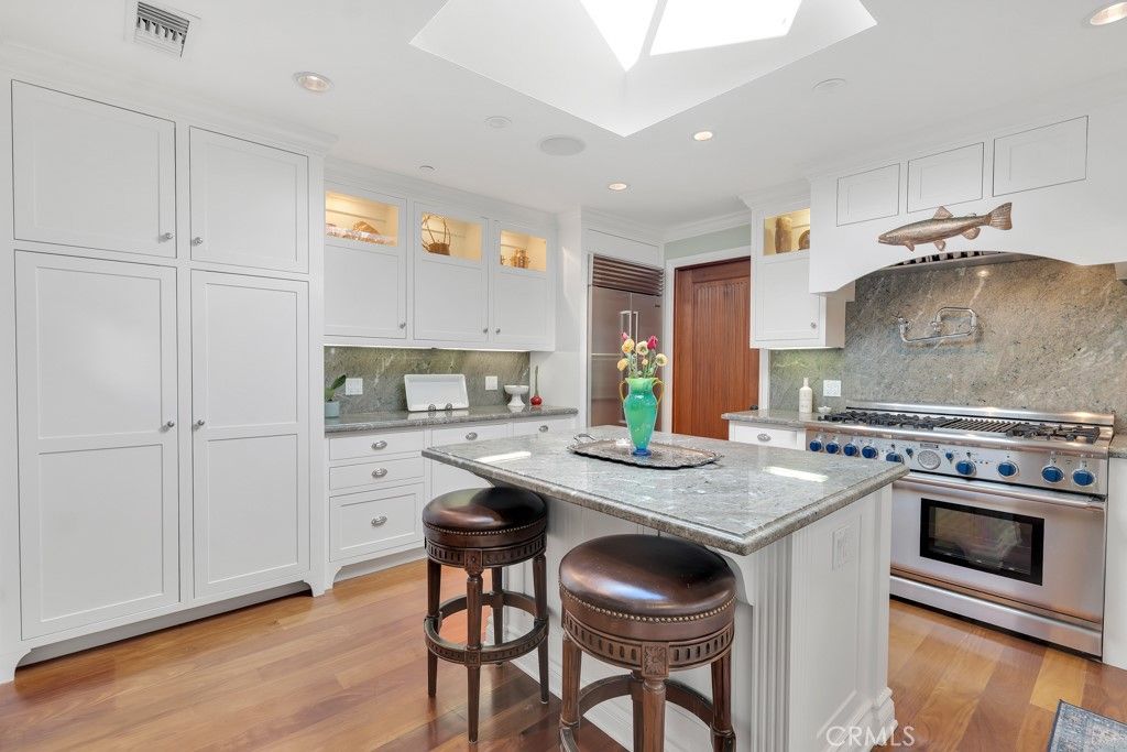 Photo of 22122 Avenue Morelos, Woodland Hills, CA 91364 (MLS # SR26009293)