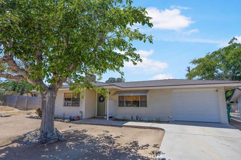 Photo of 7744 Inca Trail, Yucca Valley, CA 92284 (MLS # JT26107083)