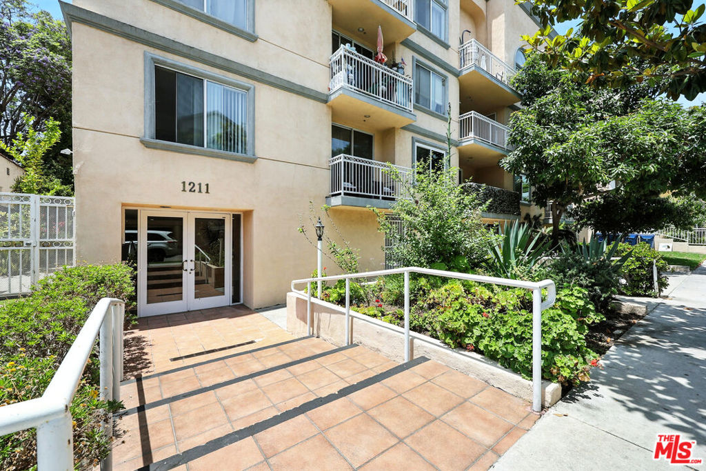 1211 S Shenandoah Street 304