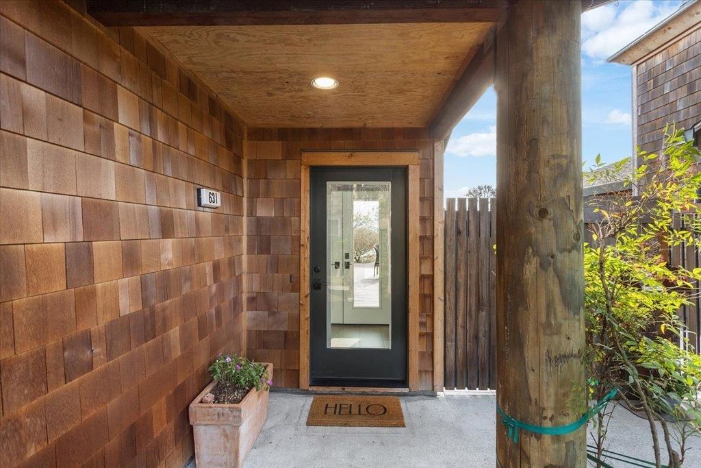 Photo of 631 Centre Ct Ct, Alameda, CA 94502 (MLS # 41122705)